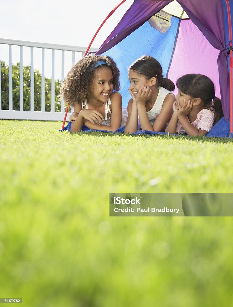 Tre ragazze in tenda - Foto stock royalty-free di 10-11 anni