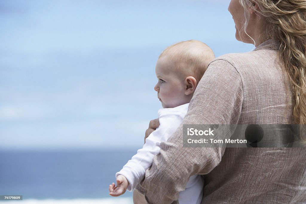 Mulher segurando bebê ao ar livre - Royalty-free 30-34 Anos Foto de stock
