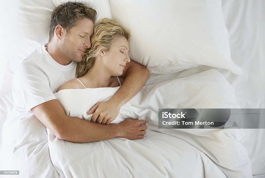 Mann und Frau im Bett schlafen Schmusen - Lizenzfrei Paar - Partnerschaft Stock-Foto