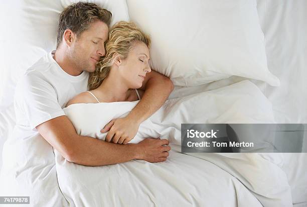Mann Und Frau Im Bett Schlafen Schmusen Stockfoto und mehr Bilder von Paar - Partnerschaft - Paar - Partnerschaft, Schlafen, Bett
