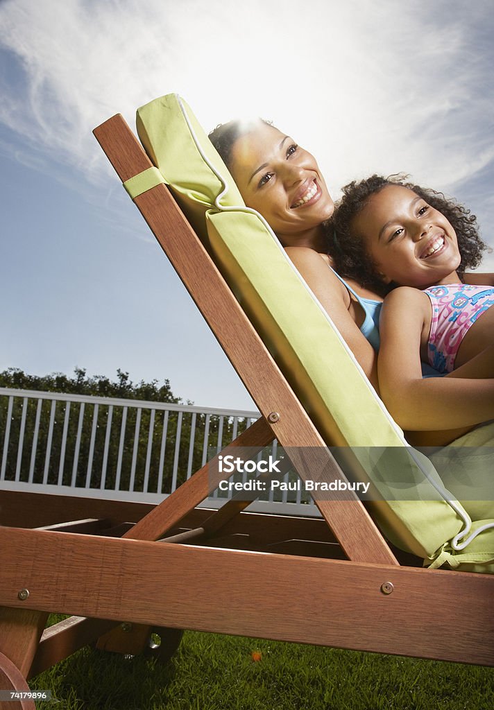 Женщина и девочка snuggling на открытом воздухе в летнее - Стоковые фото 10-11 лет роялти-фри