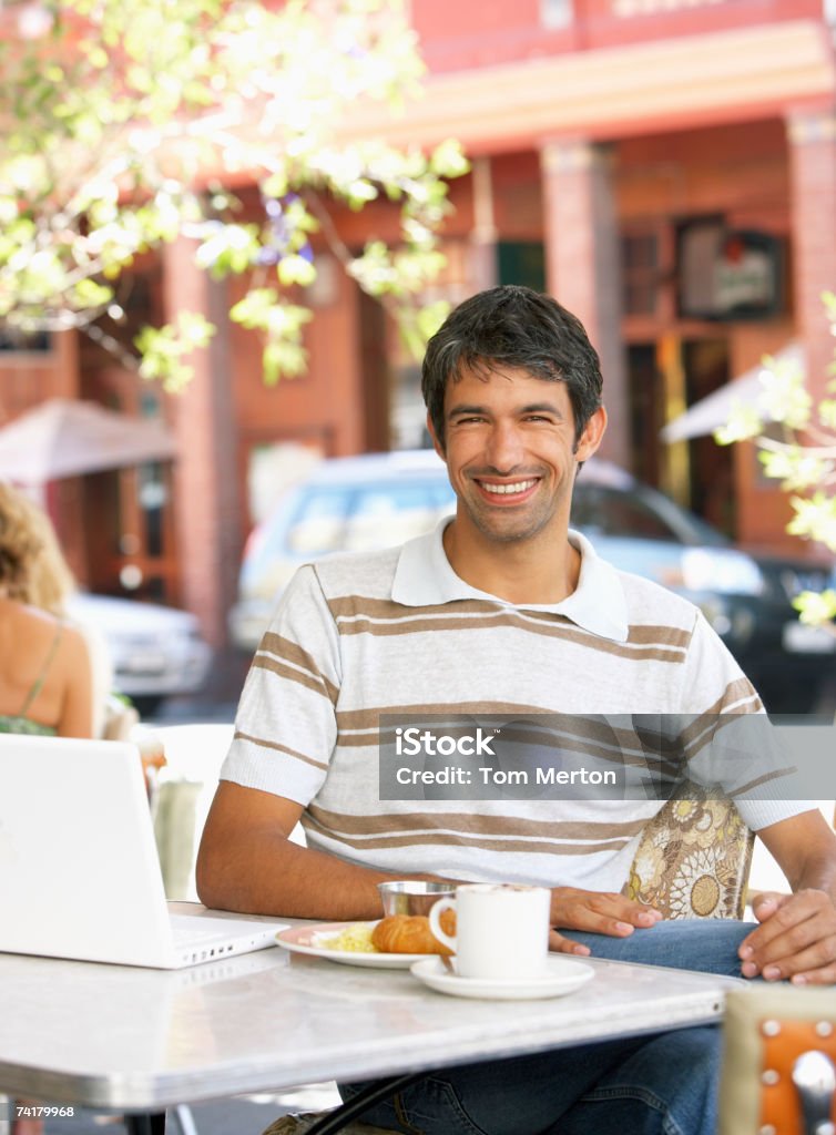 Uomo nel caffè all'aperto con portatile - Foto stock royalty-free di 30-34 anni