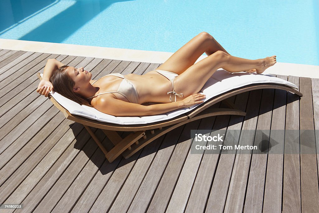 Frau Sonnenbaden auf der Terrasse im Freien - Lizenzfrei Klappstuhl Stock-Foto