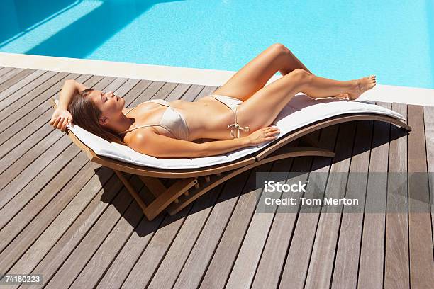 Frau Sonnenbaden Auf Der Terrasse Im Freien Stockfoto und mehr Bilder von Klappstuhl - Klappstuhl, Liegen, Zurücklehnen