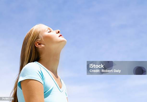 Cara De Perfil De Una Mujer Al Aire Libre Con Cielo Azul Foto de stock y más banco de imágenes de 20-24 años