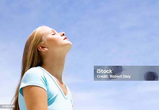 Foto de Lado Perfil De Mulher Ao Ar Livre Com Céu Azul e mais fotos de stock de 20-24 Anos - 20-24 Anos, Alegria, Azul