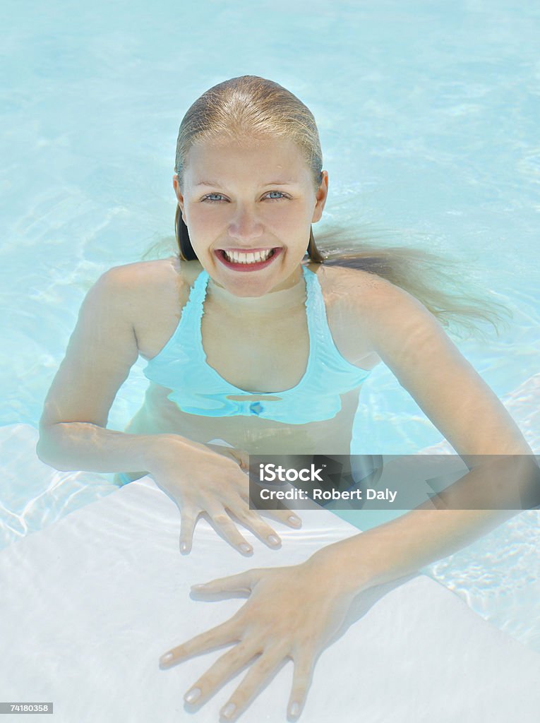 Femme souriante dans l'eau - Photo de 20-24 ans libre de droits