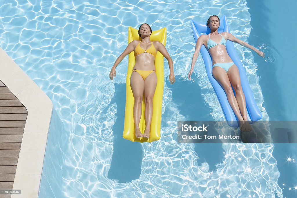 Duas mulheres na piscina dispositivos de flutuação na - Royalty-free Flutuar na Água Foto de stock
