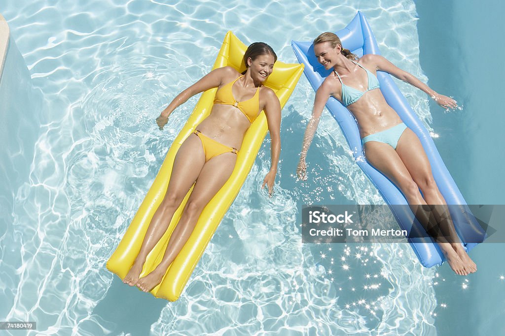 Duas mulheres na piscina dispositivos de flutuação na - Royalty-free Flutuar na Água Foto de stock