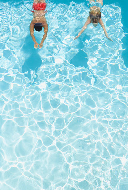 casal nadar na piscina - swimming trunks swimwear summer bikini - fotografias e filmes do acervo