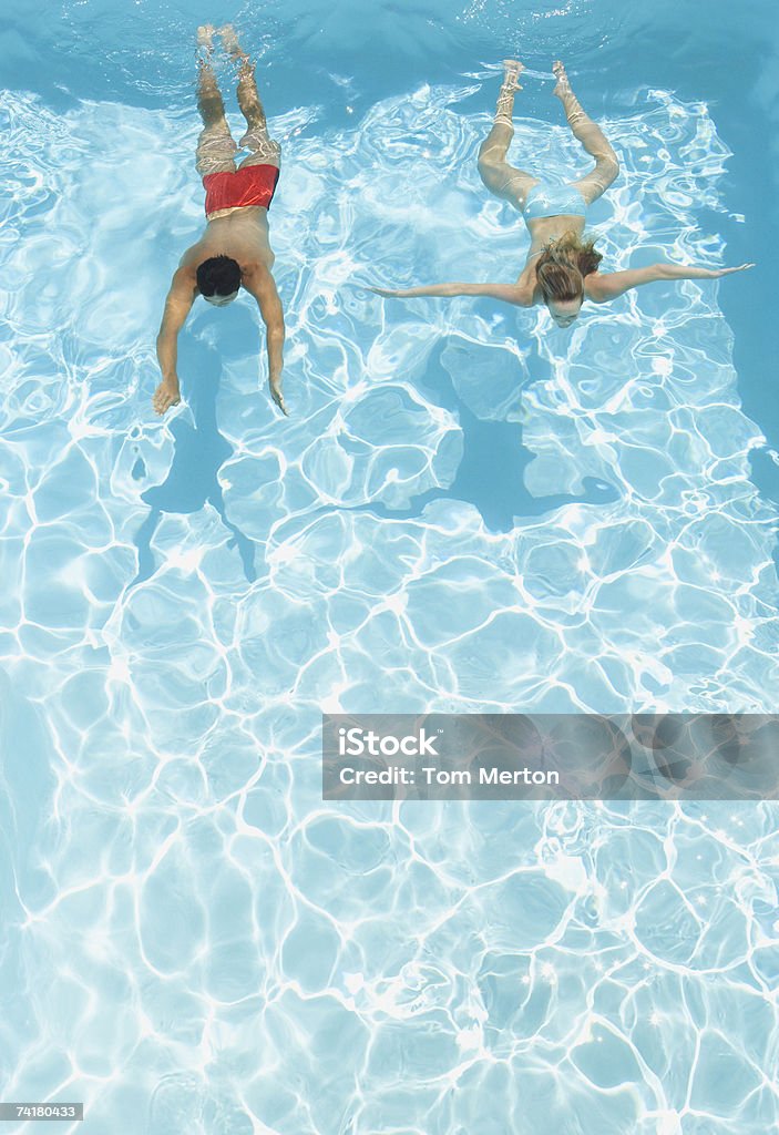 Casal nadar na piscina - Foto de stock de Piscina royalty-free