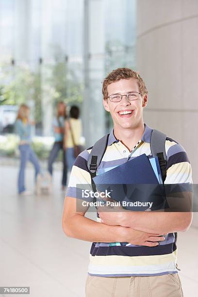 Photo libre de droit de Jeune Homme À Lécole À Lintérieur banque d'images et plus d'images libres de droit de 18-19 ans - 18-19 ans, 20-24 ans, Apprentissage