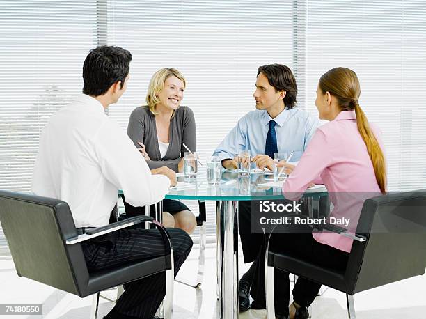 Grupo De Empresarios Para Reuniones Foto de stock y más banco de imágenes de 25-29 años - 25-29 años, 35-39 años, Alegre