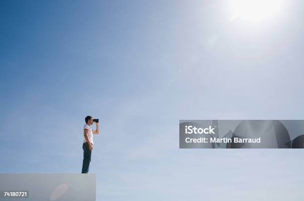 Homem Em Pedestal Com Binóculos E Céu Azul Ao Ar Livre - Fotografias de stock e mais imagens de Binóculos