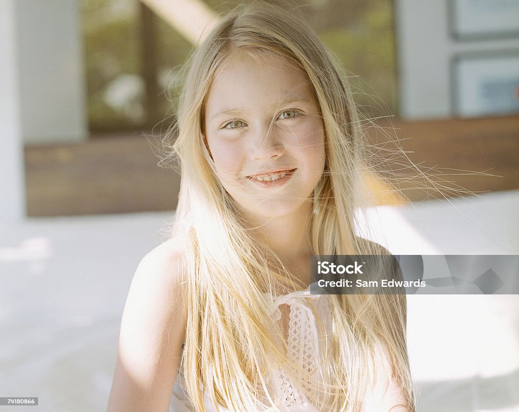 Retrato de uma menina sorridente - Foto de stock de 6-7 Anos royalty-free