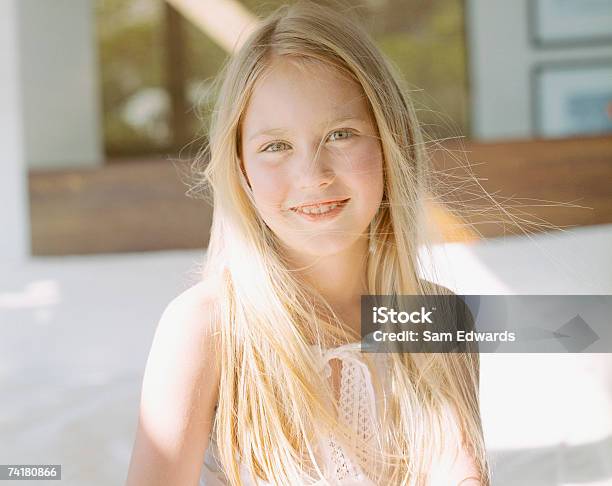 Foto de Retrato De Uma Menina Sorridente e mais fotos de stock de 6-7 Anos - 6-7 Anos, Alegria, Crescimento