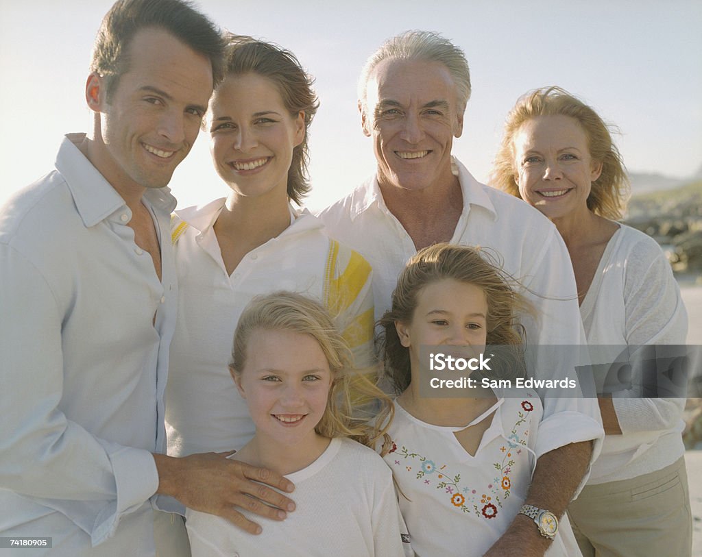 portrait en plein air en famille toutes générations confondues - Photo de Couple d'âge mûr libre de droits