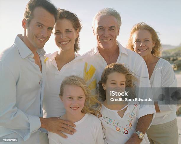 Photo libre de droit de Portrait En Plein Air En Famille Toutes Générations Confondues banque d'images et plus d'images libres de droit de Couple d'âge mûr