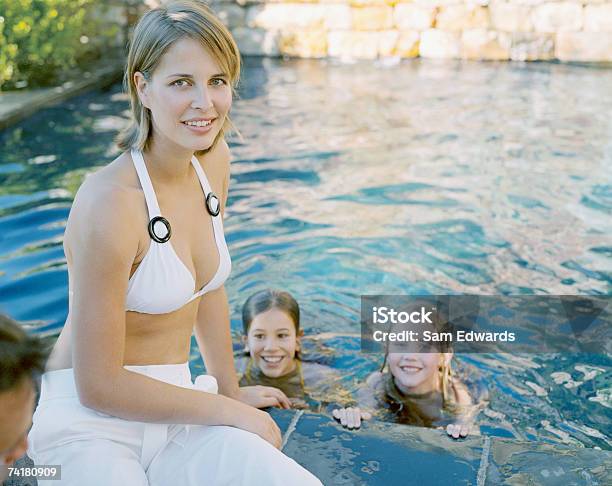 Duas Meninas Nadar Ao Ar Livre Com A Mãe - Fotografias de stock e mais imagens de 20-24 Anos - 20-24 Anos, 6-7 Anos, 8-9 Anos