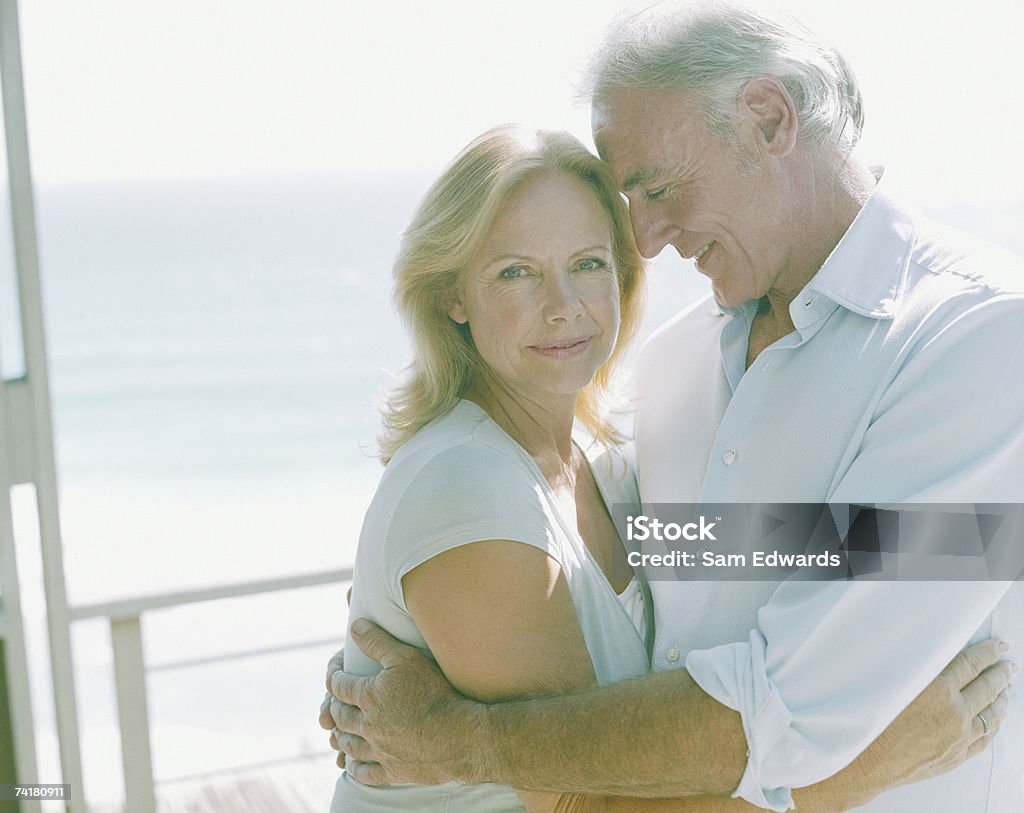 Para obejmując na zewnątrz - Zbiór zdjęć royalty-free (50-54 lata)