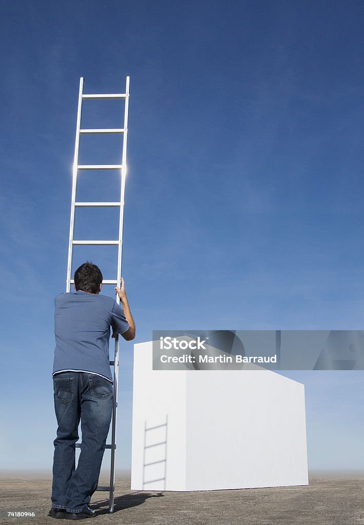 Homem com escada s'aproximando parede ao ar livre - Foto de stock de 25-30 Anos royalty-free