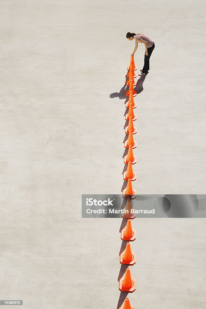 Mujer forro de conos de tráfico - Foto de stock de Reglas libre de derechos