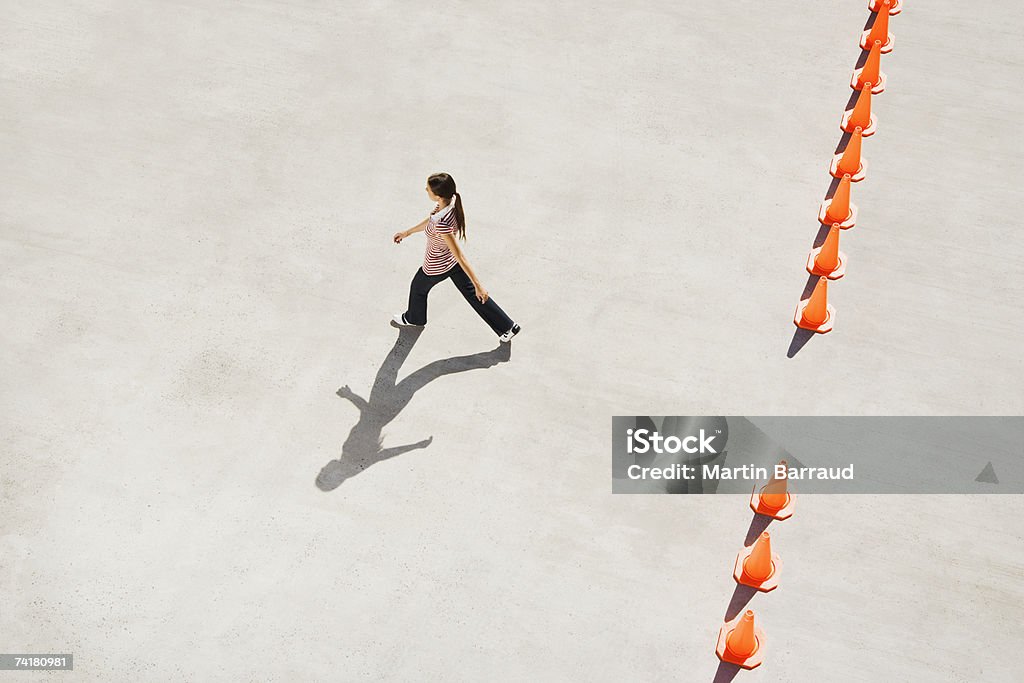 여자 걷고 문열기 in 연립 트래픽 안전구역 표시 콘 - 로열티 프리 칼라콘 스톡 사진