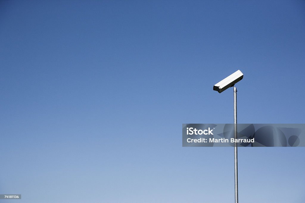 Cámaras de vigilancia con cielo azul - Foto de stock de Cámara de seguridad libre de derechos