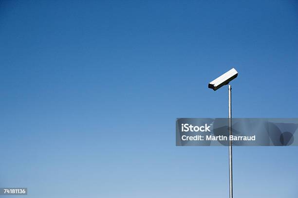 Foto de Vigilância Câmera Com Céu Azul e mais fotos de stock de Câmera de Segurança - Câmera de Segurança, Ausência, Vigilância