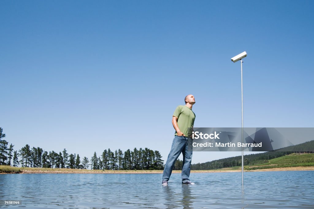 Mann stehend auf dem Wasser mit Sicherheitskameras - Lizenzfrei 20-24 Jahre Stock-Foto