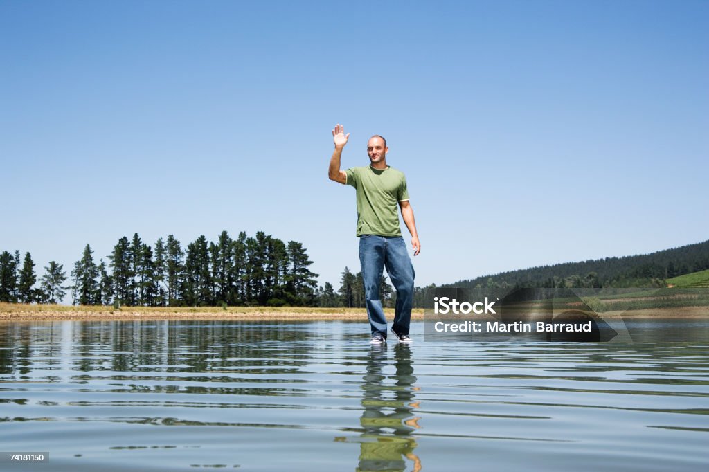 Homem andando em água rapaz - Foto de stock de 20-24 Anos royalty-free