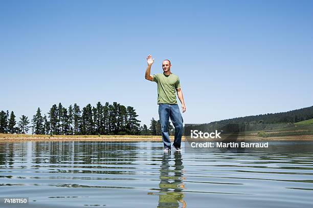 Foto de Homem Andando Em Água Rapaz e mais fotos de stock de 20-24 Anos - 20-24 Anos, Azul, Beleza natural - Natureza