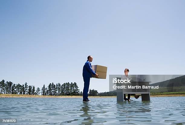 Photo libre de droit de Homme Proposer Boîte En Carton De Femme Au Bureau Sur Leau banque d'images et plus d'images libres de droit de 20-24 ans