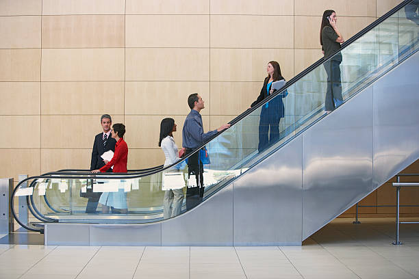 businesspeople on 에스컬레이터 - escalator 뉴스 사진 이미지