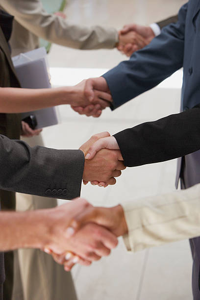 zbliżenie firmy drżenie rąk ludzi - business relationship cooperation business handshake zdjęcia i obrazy z banku zdjęć