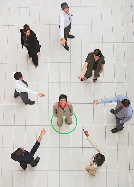 vista aérea de empresaria de pie en un círculo con businesspeo - ostracized fotografías e imágenes de stock