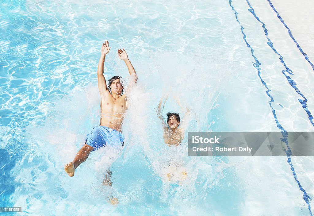 Dos niños falling hacia atrás en la piscina - Foto de stock de Piscina libre de derechos