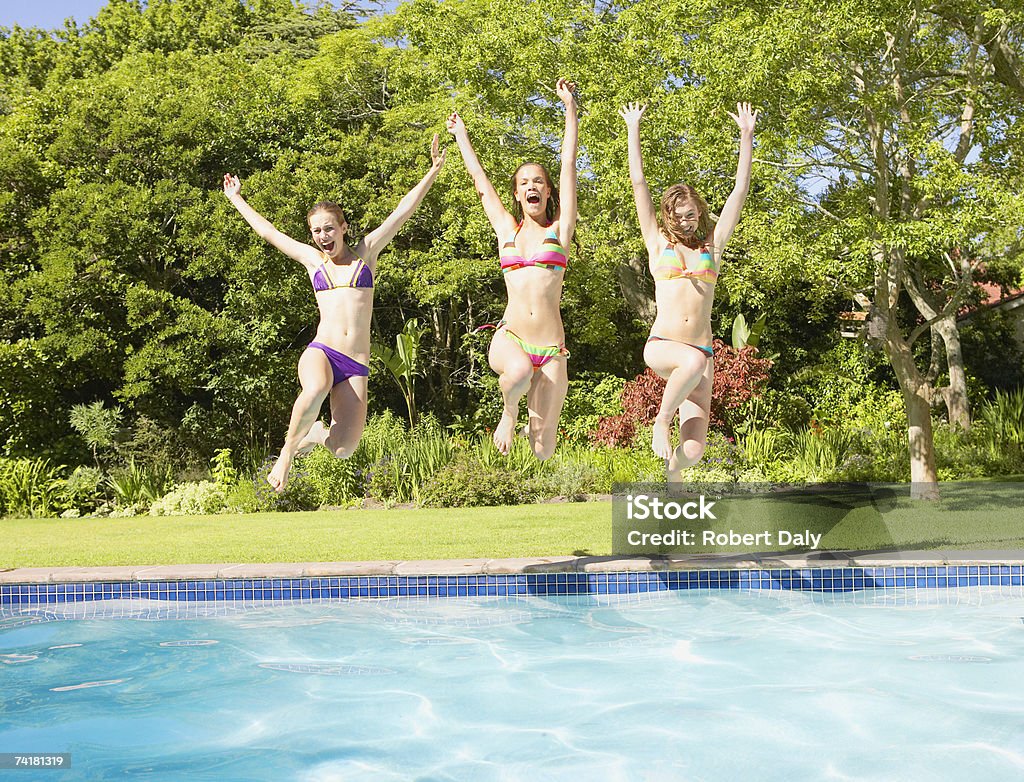 Drei Junge Mädchen springen in pool - Lizenzfrei Familie Stock-Foto