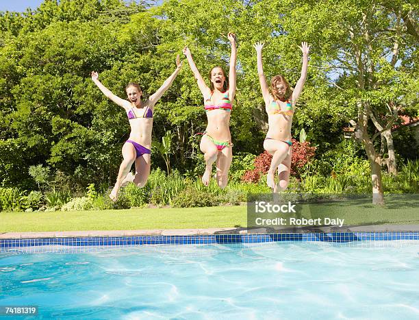 Drei Junge Mädchen Springen In Pool Stockfoto und mehr Bilder von Familie - Familie, Hochspringen, Natur