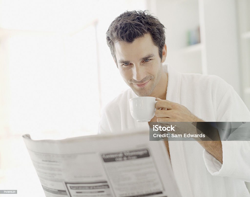 Homem de leitura do jornal roupão - Foto de stock de 35-39 Anos royalty-free