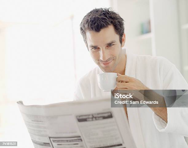 Foto de Homem De Leitura Do Jornal Roupão e mais fotos de stock de 35-39 Anos - 35-39 Anos, Adulto de idade mediana, Aprender