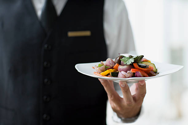 cameriere holding piatto - waiter foto e immagini stock