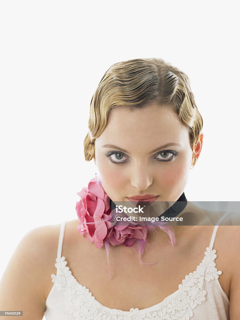 Giovane donna con una collana girocollo - Foto stock royalty-free di 20-24 anni
