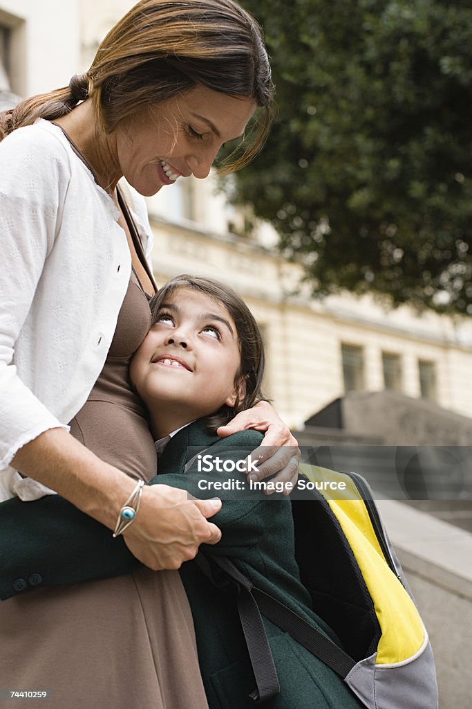 Девушка фигуру ее мать - Стоковые фото Рюкзак роялти-фри