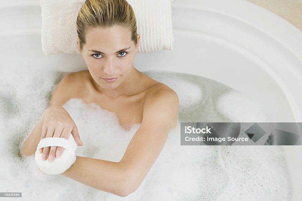 Mujer de baño - Foto de stock de 20-24 años libre de derechos