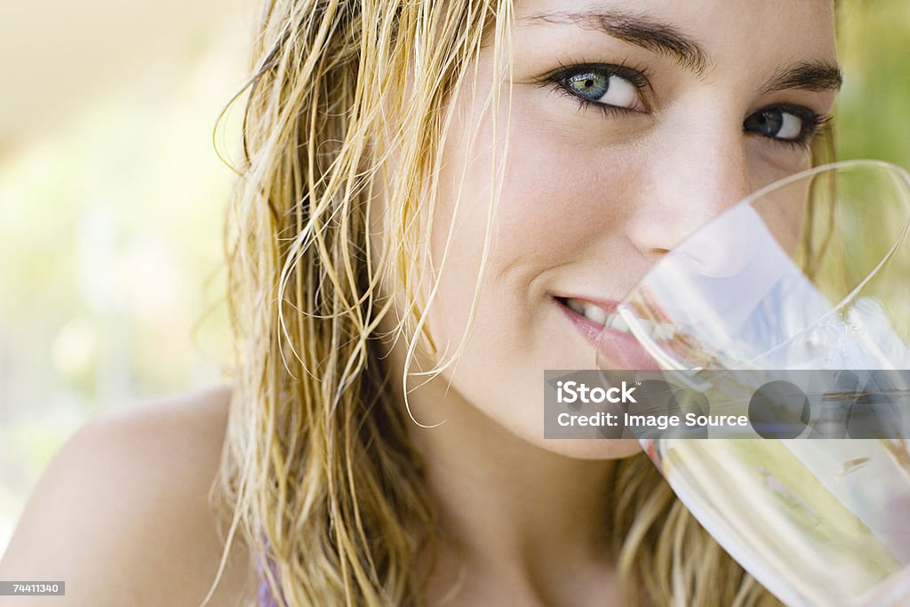 Donna acqua potabile - Foto stock royalty-free di 20-24 anni