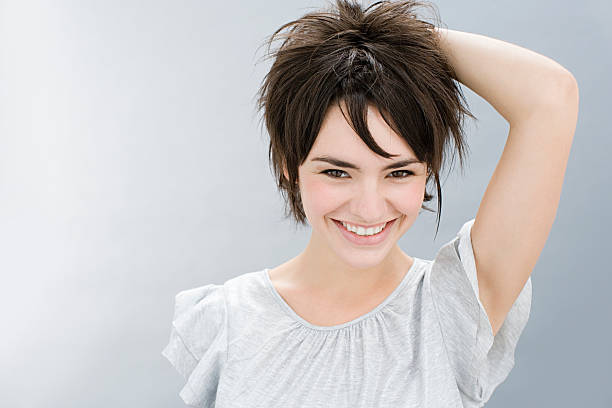 た若い女性のポートレート - ショートヘア ストックフォトと画像