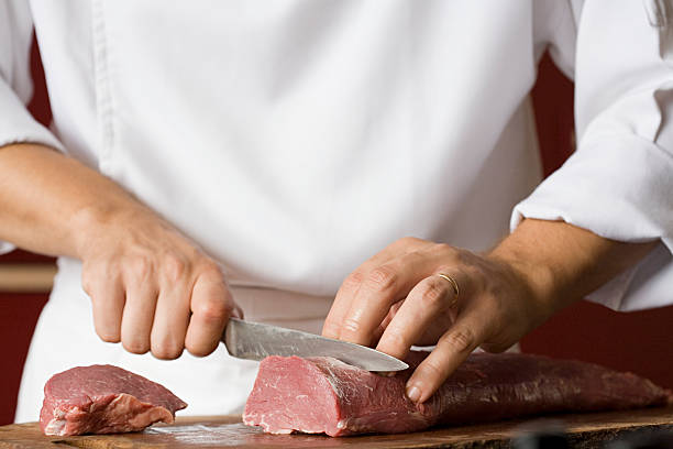 chef corte de carne - cortar en trozos preparar comida fotos fotografías e imágenes de stock