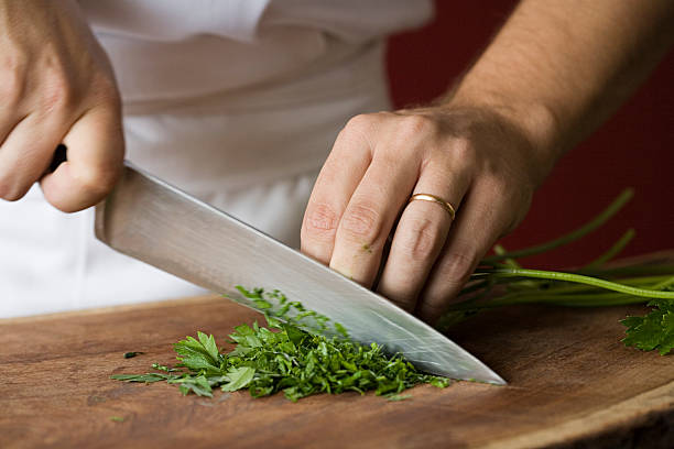 chefe de cozinha cortar salsa - fresh coriander imagens e fotografias de stock