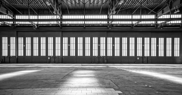 pusty hangar na lotnisku tempelhof - tempelhof zdjęcia i obrazy z banku zdjęć